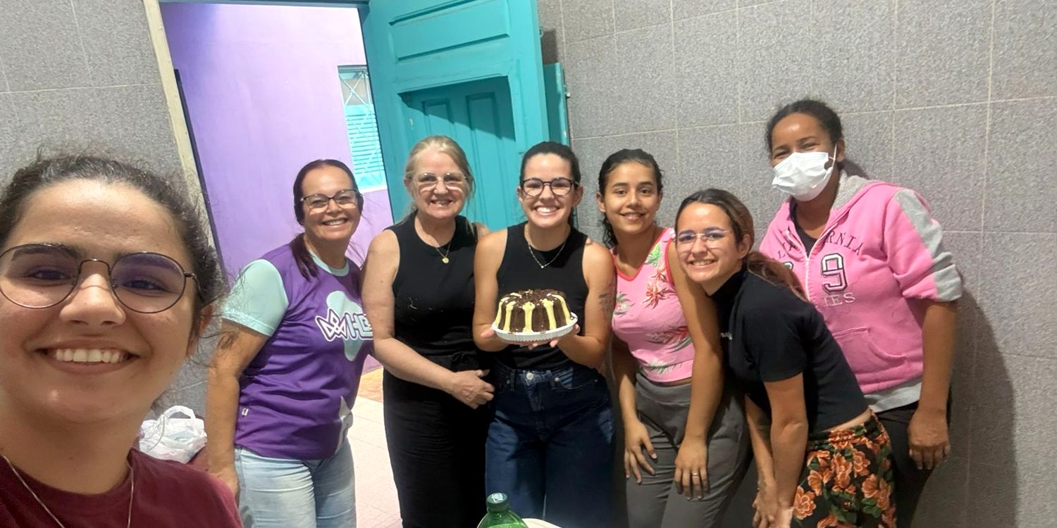 A equipe reunida na copa da fábrica
