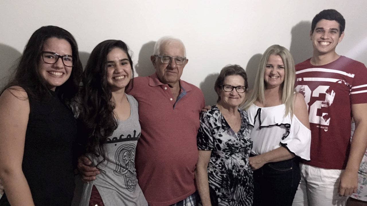 Meus avós, minha mãe e nós três irmãos