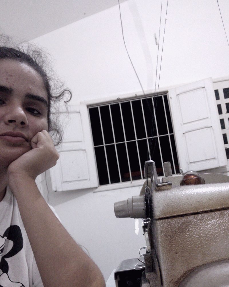 Eu de madrugada, na máquina de costura