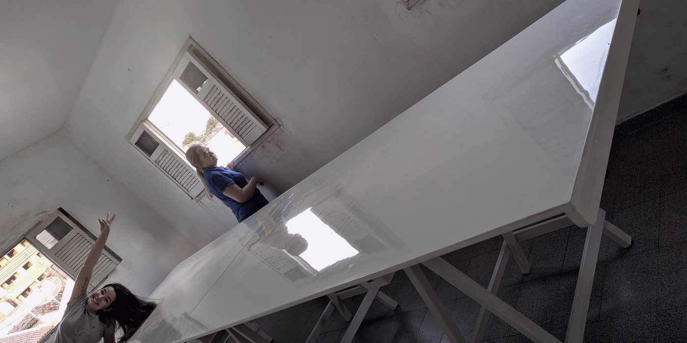A mesa de corte nova, ainda na sala vazia