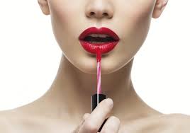 mulher-passando-batom-labios - A Rádio 10 da Bahia - Ribeira do Pombal