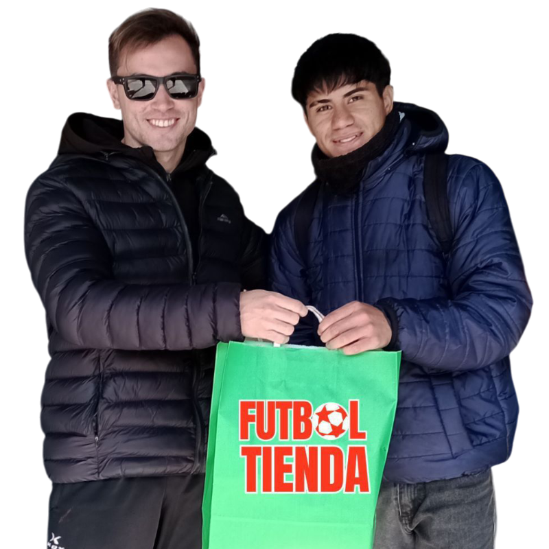 Imagen de Tobias El Magnifico entregando un producto premium a un futbolista