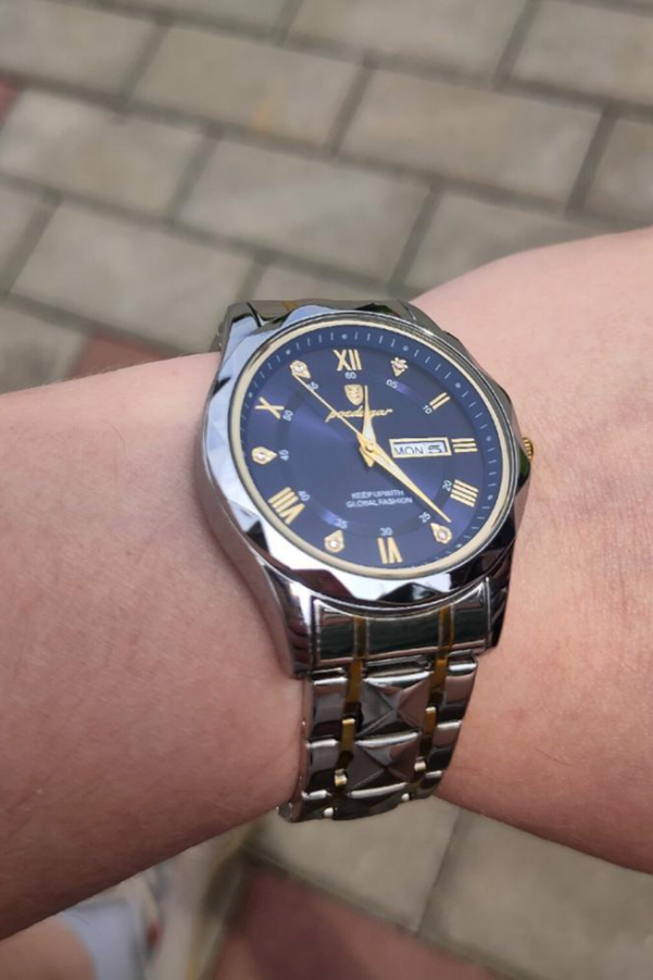 A wrist with a watch on it

AI-generated content may be incorrect.