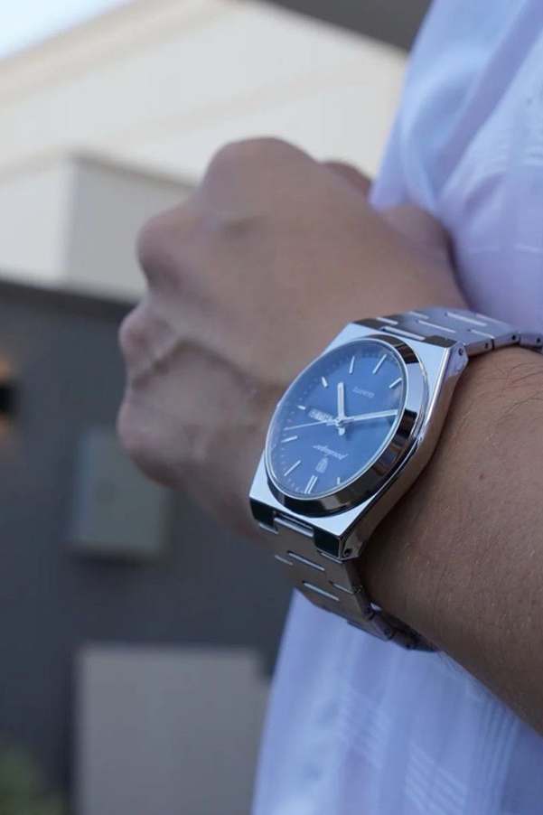 A person wearing a silver watch

AI-generated content may be incorrect.