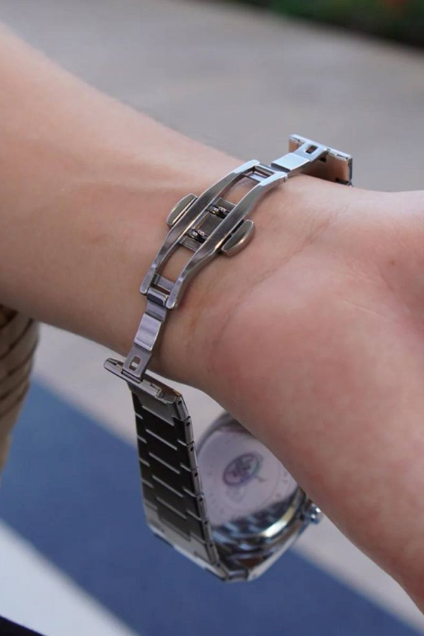A person wearing a watch

AI-generated content may be incorrect.