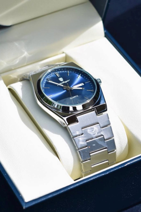 A watch in a box

AI-generated content may be incorrect.