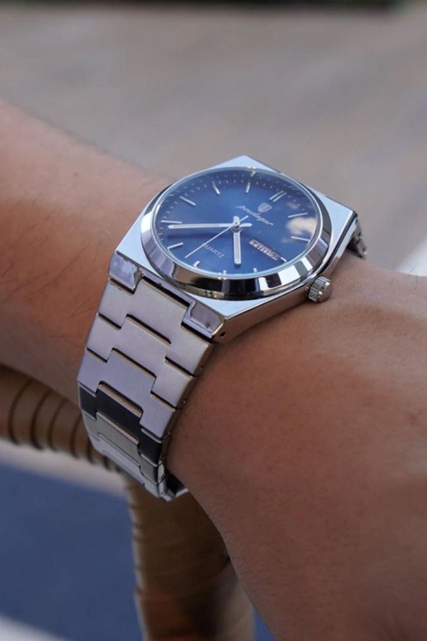 A close-up of a watch

AI-generated content may be incorrect.