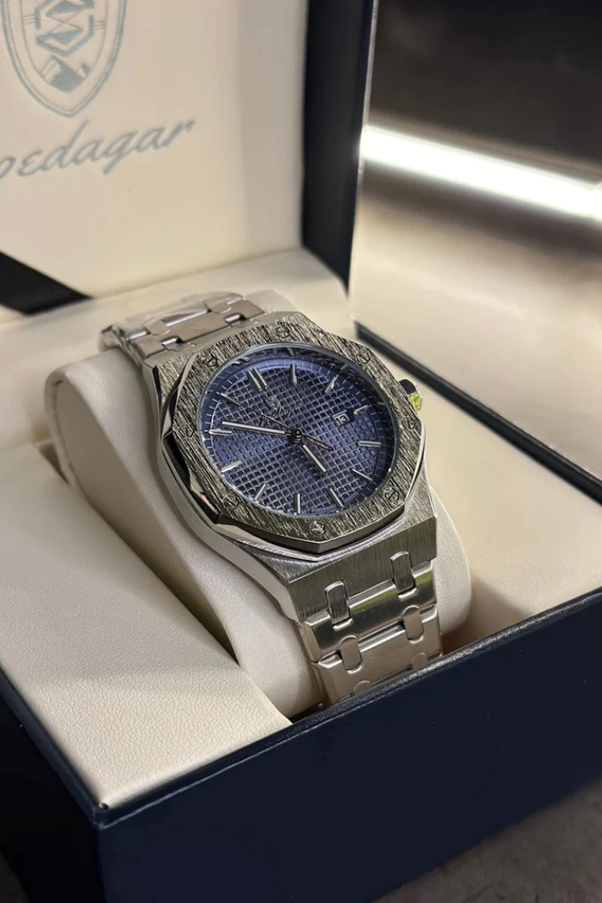A watch in a box

AI-generated content may be incorrect.