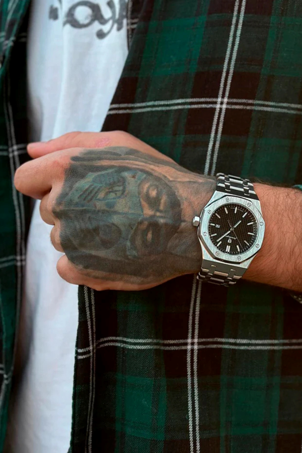 A person with a wrist watch

AI-generated content may be incorrect.