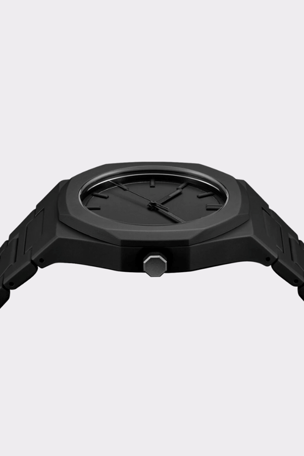 A black watch with a black band

AI-generated content may be incorrect.
