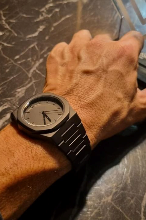 A person wearing a watch

AI-generated content may be incorrect.