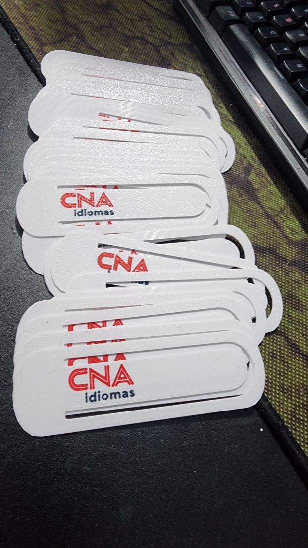 Marcadores de página brancos com a logo CNA idiomas