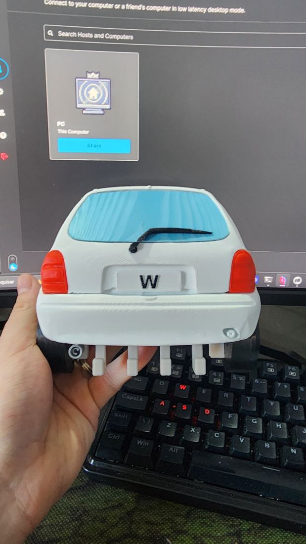 Porta-chaves de parede no formato da traseira de um Corsa branco, com ganchos