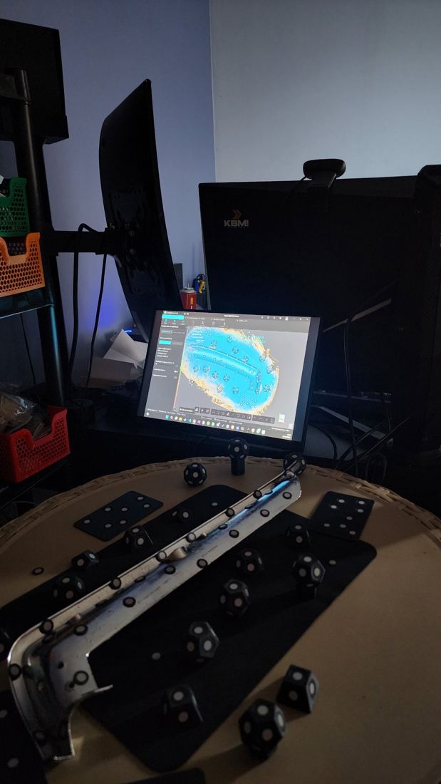 Acabamento cromado de um Lincoln Continental 1966 com marcadores de escaneamento, com a malha 3D aparecendo na tela ao fundo