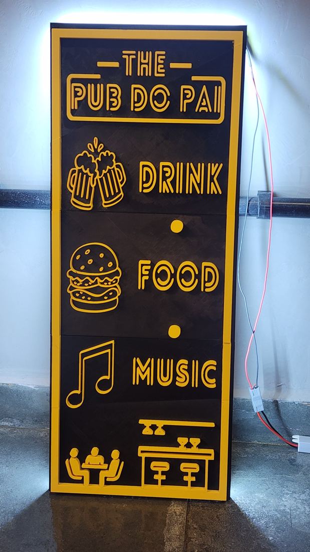 Placa preta e amarela do Pub do Pai com ícones de bebida, comida e música, iluminada por LED na parte de trás