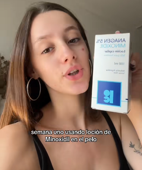 Clienta mostrando el producto