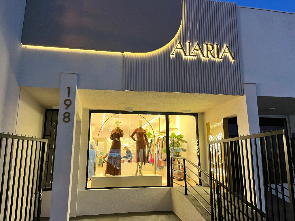 Vitrine com manequins ALARIA