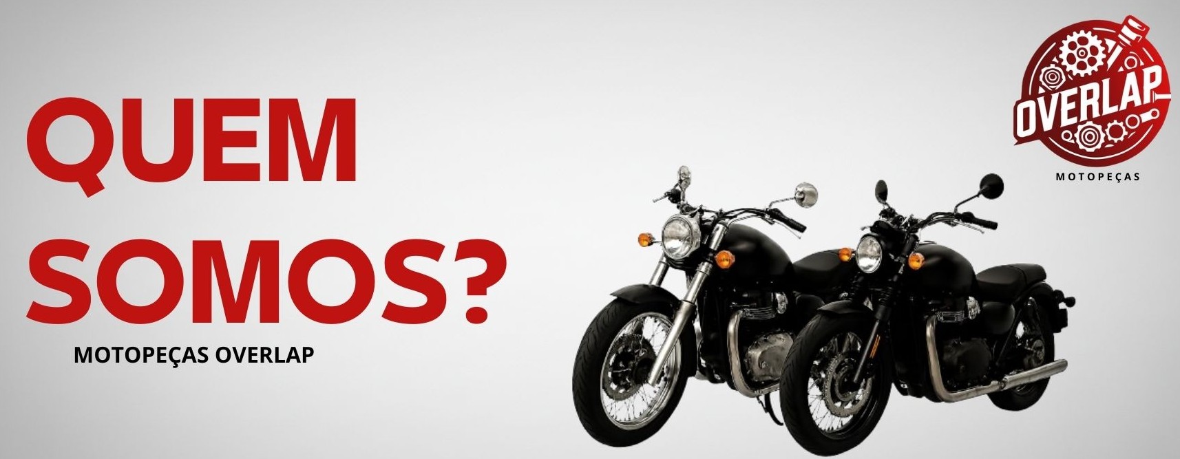 Banner promocional da Motopeças Overlap com fundo claro. À esquerda, o texto “QUEM SOMOS?” em letras grandes vermelhas e, abaixo, “MOTOPEÇAS OVERLAP” em preto. À direita, duas motocicletas pretas estilo cruiser estão posicionadas lado a lado, com detalhes cromados e pneus largos. No canto superior direito, aparece o logotipo circular vermelho da Overlap com engrenagens e a palavra “MOTOPEÇAS” abaixo.