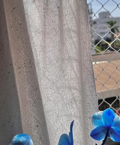 Detalhe do tecido Linho Botonê com forro translúcido