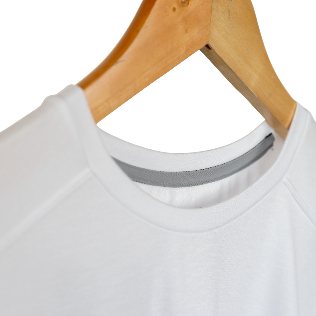 Detalhe da gola e acabamento da camiseta Rumo 5