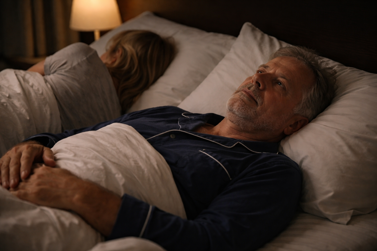 Pareja en cama hombre sin dormir