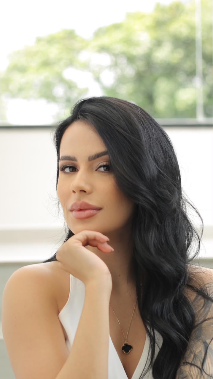 Yanni, fundadora e curadora da Yanni Multimarcas