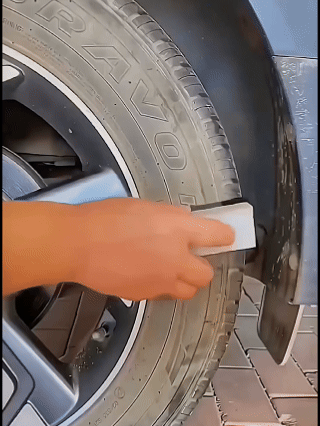 Restaurador de plásticos mostrando el antes y después en un auto
