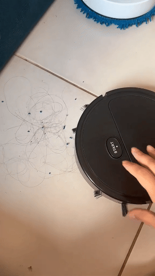 Animación del robot aspirador pasando por debajo de un sofá