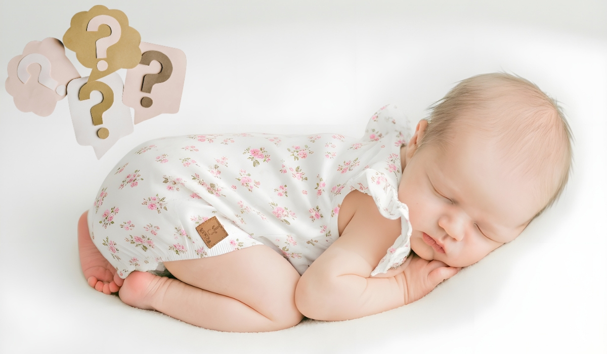 Bebé sonriendo o prenda doblada