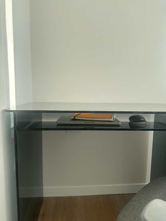 Mesa baja de vidrio ahumado