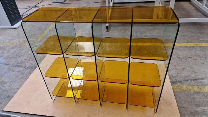 Estantería de vidrio ámbar