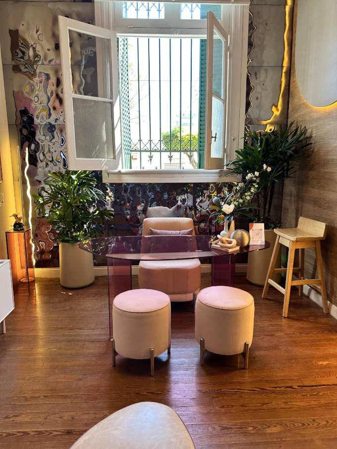Mesa de vidrio rosa · estudio creativo