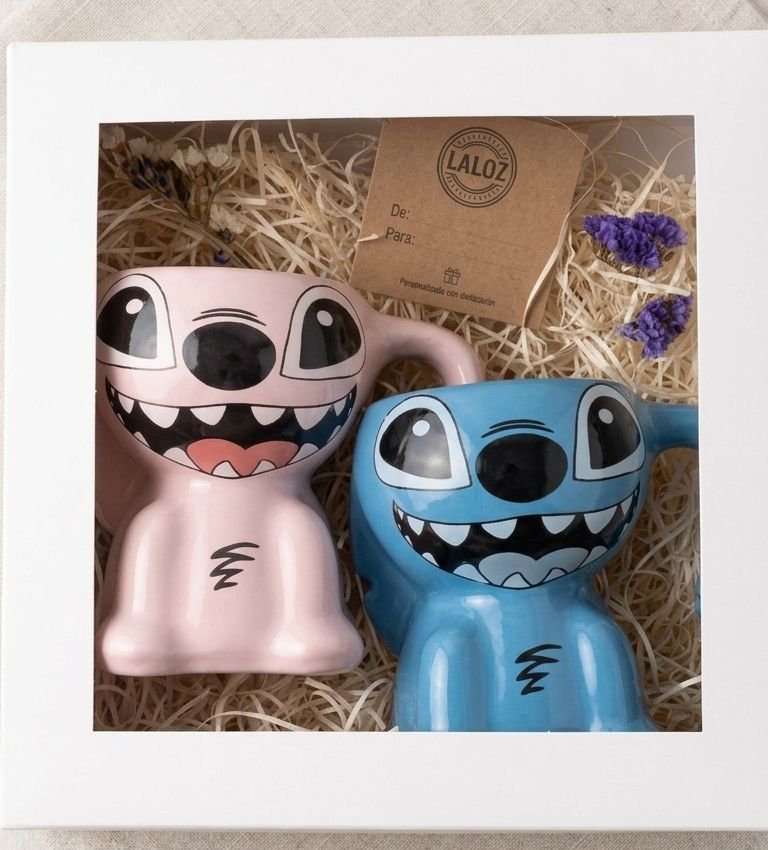 Parejita Stitch + Angela &mdash; tazas 3D cer&aacute;mica con packaging regalo