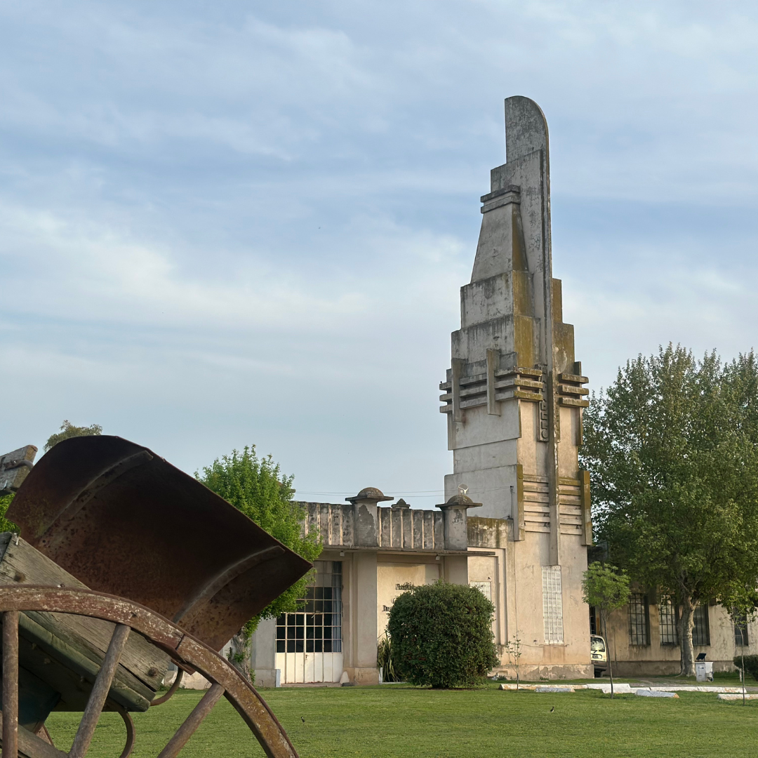 Su forma de “cuchilla” monumental es Monumento Histórico Nacional.