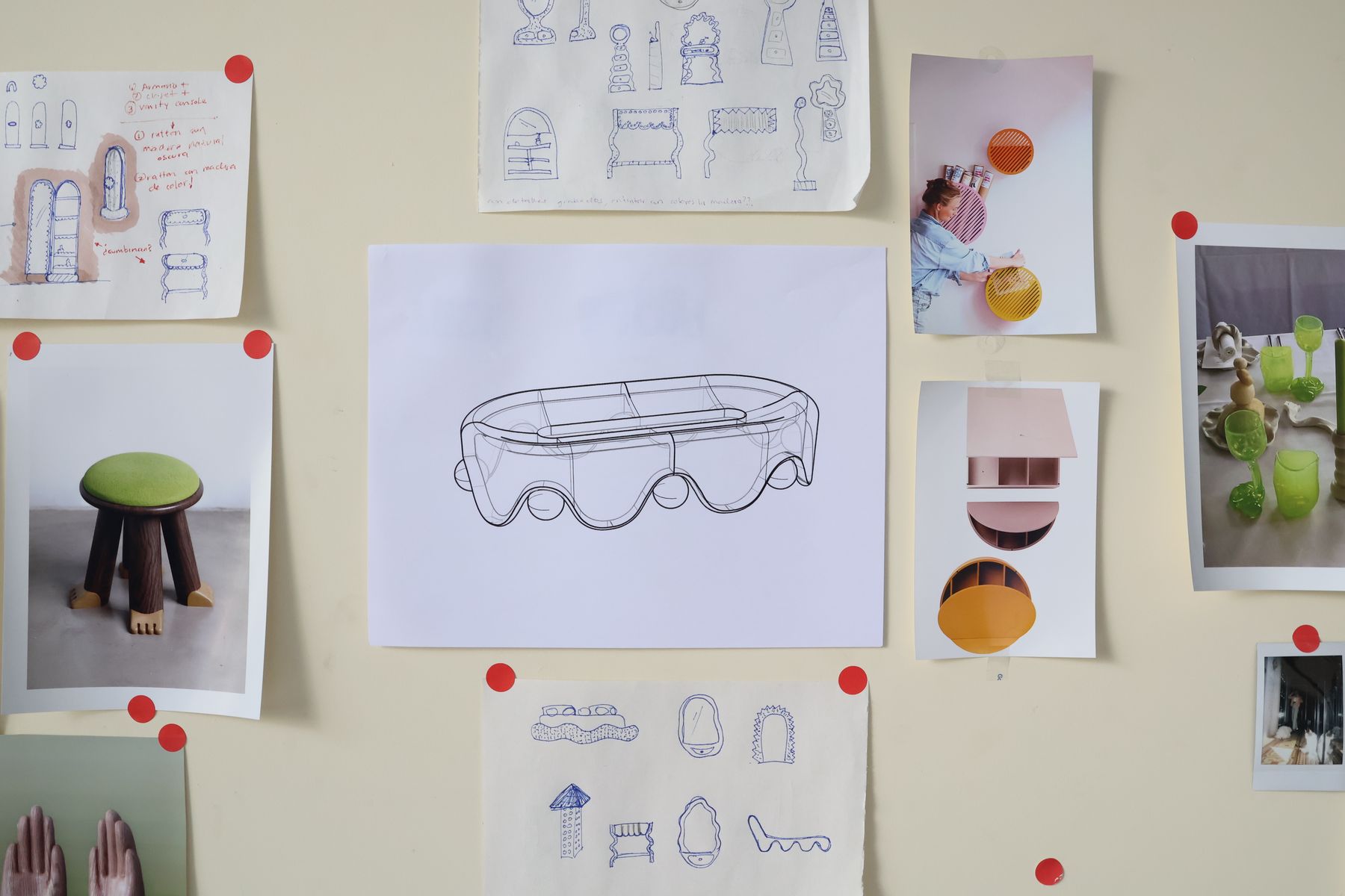 Tablero de referencias y bocetos con el dibujo del frutero al centro