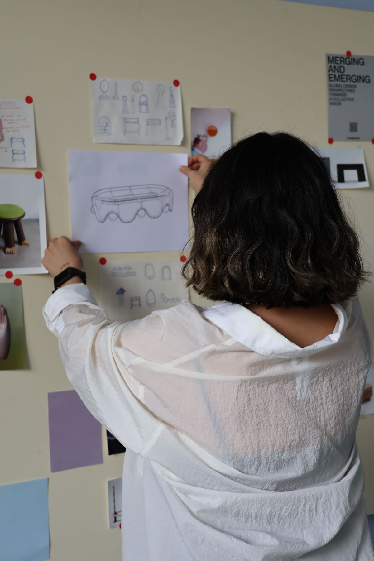 Diseñadora colocando el boceto sobre el tablero