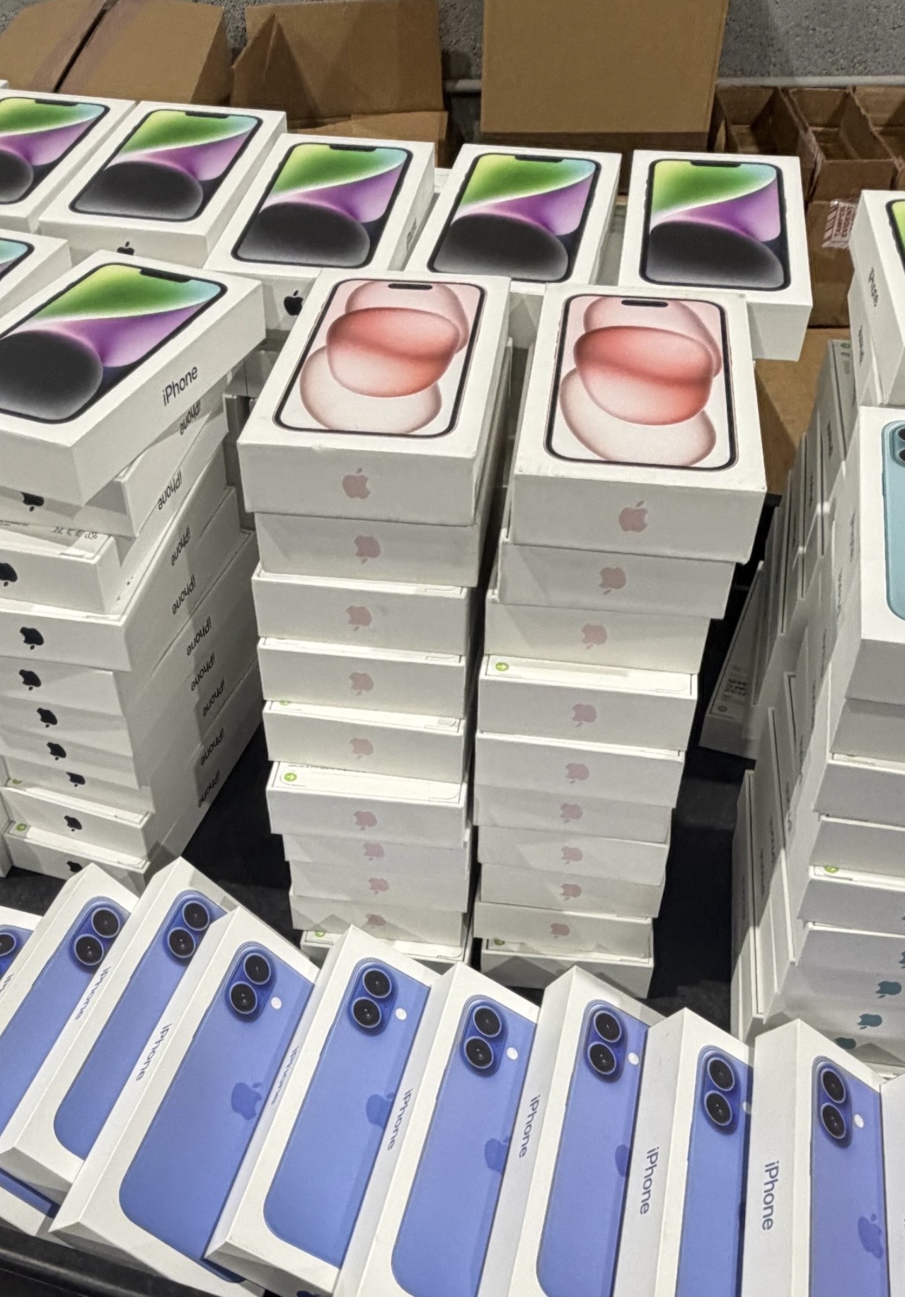 Grande lote de iPhones preparado para fornecimento corporativo