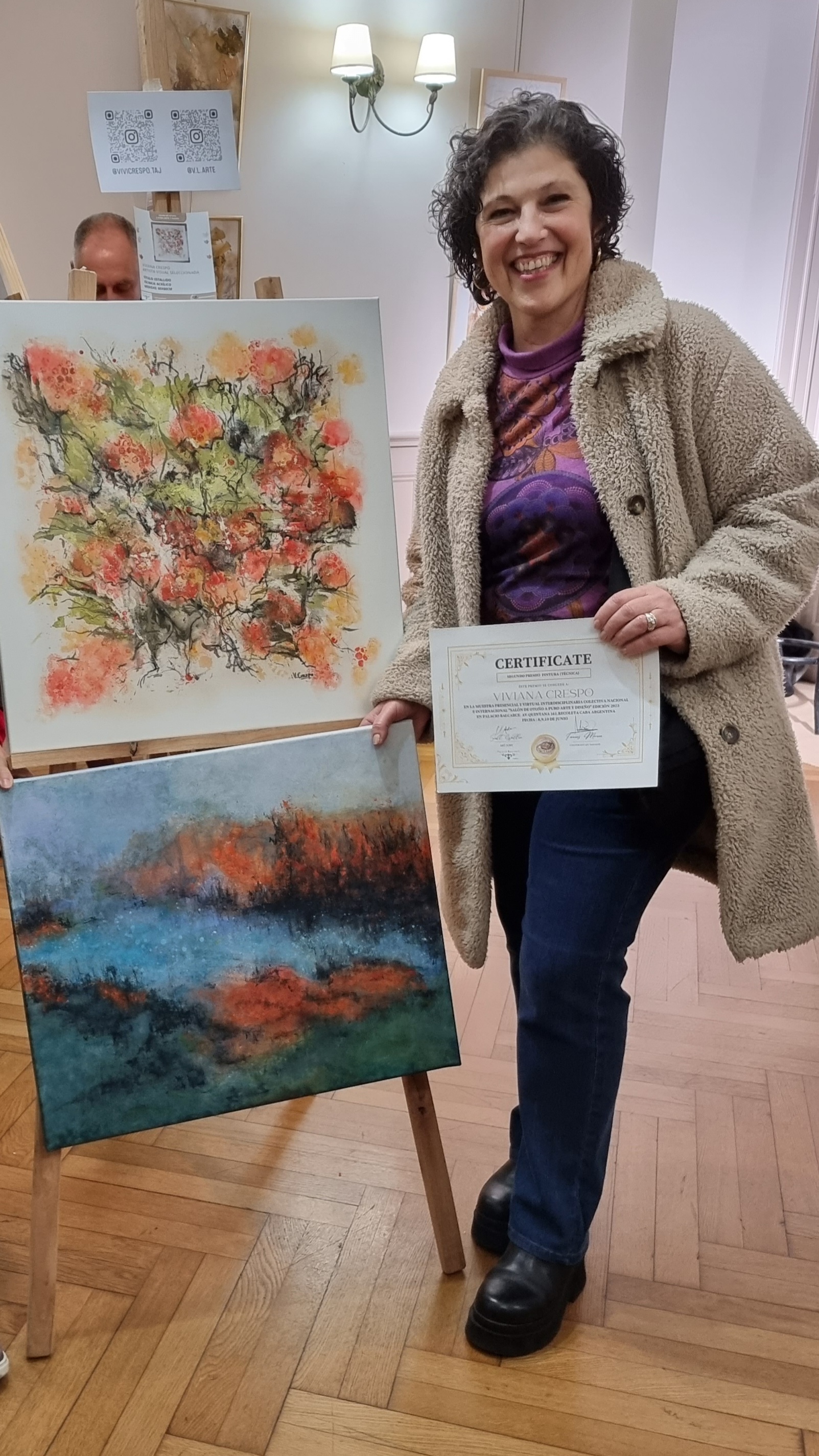 Foto mía junto a mis cuadros premiados