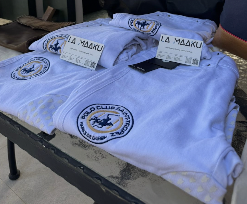 Personalizá tu equipo  Actualmente, ofrecemos la posibilidad de estampar el logo de tu equipo en pantalones y buzos, logrando una identidad única dentro y fuera de la cancha.  Trabajamos de manera personalizada para que cada detalle represente el estilo de tu equipo, combinando diseño, calidad y funcionalidad.  Muy pronto vamos a ampliar nuestra línea con nuevas opciones como gazebos, remeras de equipo y más productos pensados para acompañar a cada equipo con una propuesta integral.  ¿Querés empezar a crear el tuyo?  Escribinos por WhatsApp y diseñemos juntos la identidad de tu equipo.