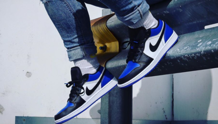 Air Jordan 1 Low Royal Toe em couro azul royal, preto e branco com design clássico Jordan.