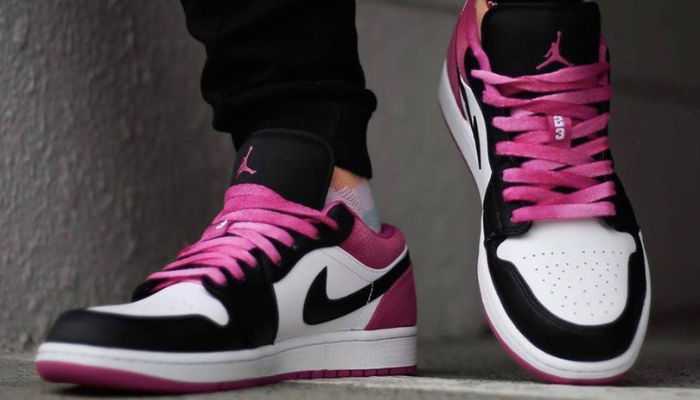 Tênis Air Jordan 1 Low SE Fuchsia branco, preto e fúcsia com logo Jordan Wings bordado no calcanhar.