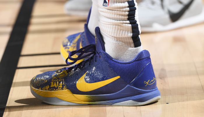 Tênis Nike Kobe 5 Protro 5 Rings com cores roxa e dourada, homenagem aos 5 títulos de Kobe Bryant.