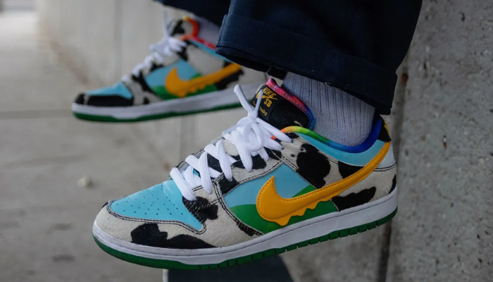 Tênis Ben & Jerry’s x Nike SB Dunk Low Chunky Dunky com design colorido inspirado em sorvete.