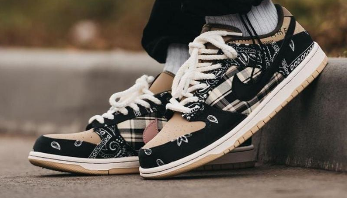 Tênis Travis Scott x Nike SB Dunk Low Cactus Jack com flanela xadrez e detalhes paisley.