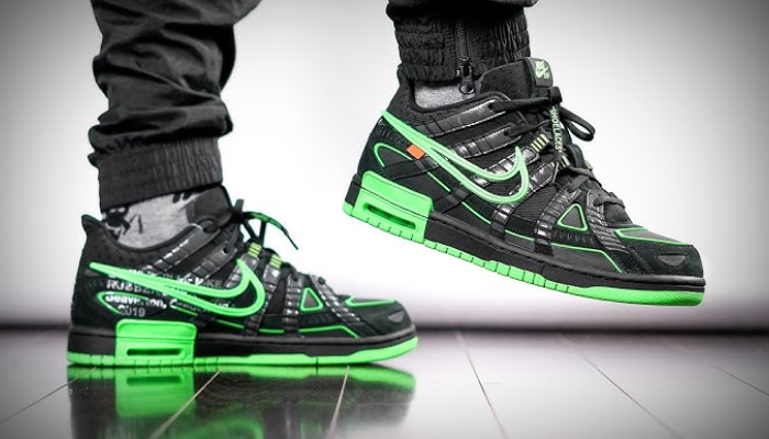 Off-White x Nike Air Rubber Dunk Green Strike com detalhes em verde neon e preto.