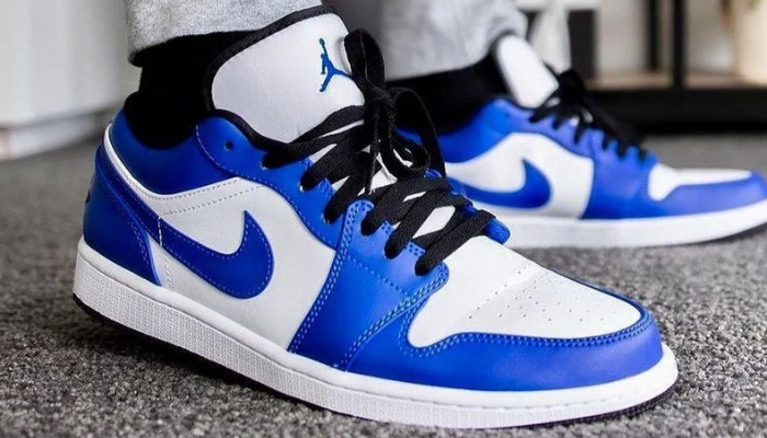 Air Jordan 1 Low Game Royal branco e azul royal com detalhes em preto.