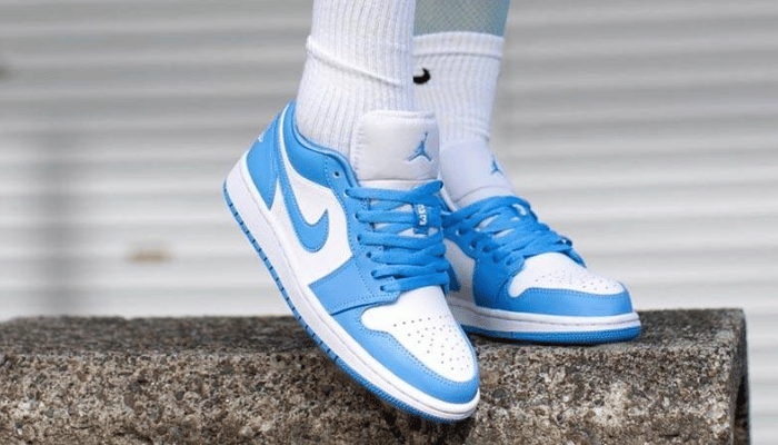 Tênis Air Jordan 1 Low UNC branco e azul claro, inspirado na Universidade da Carolina do Norte.