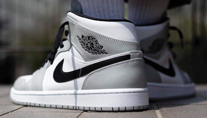 Tênis Air Jordan 1 Mid Smoke Grey em couro cinza, branco e preto, inspirado no Air Dior.