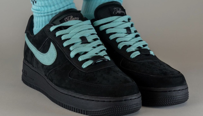 Nike Air Force 1 Low Black Un-Tiffany com cabedal preto e detalhes em verde Aurora.