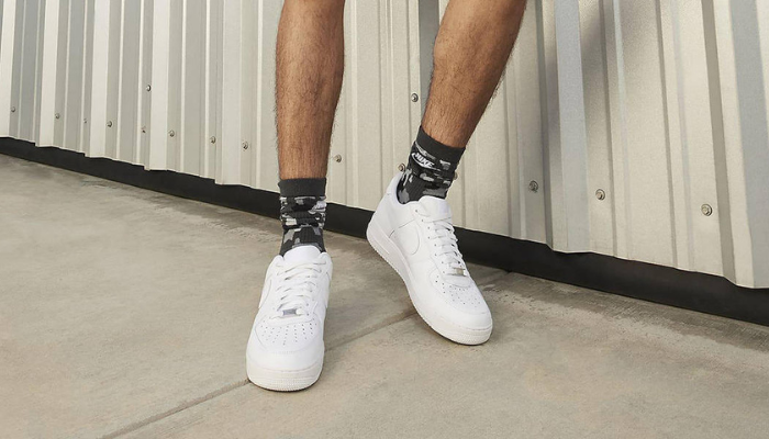 Nike Air Force 1 Low White Carbon Fiber com textura inspirada em fibra de carbono.